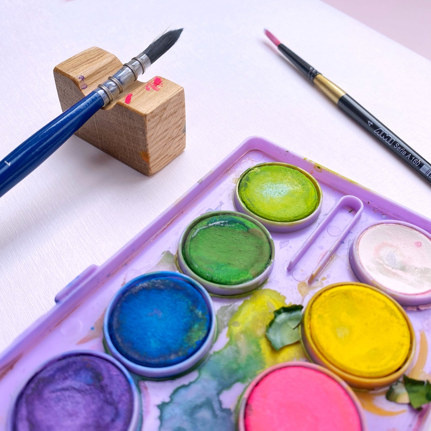 Artmagico akvarelové barvy a akvarlový štětec detail