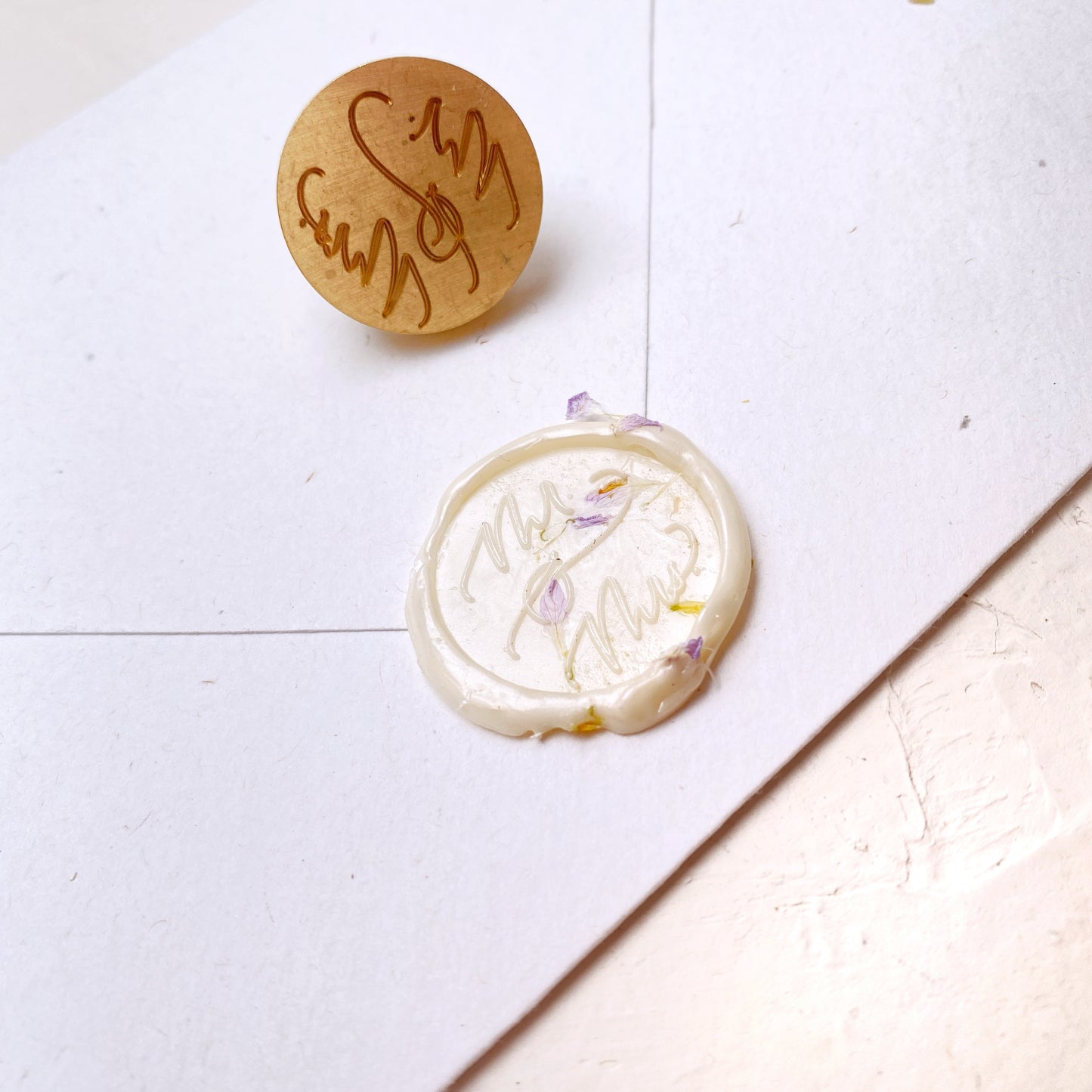 Krémová pečeť se svatebním motivem Mr. & Mrs. s květinami na přírodní obálce a bílém podkladu z profilu
