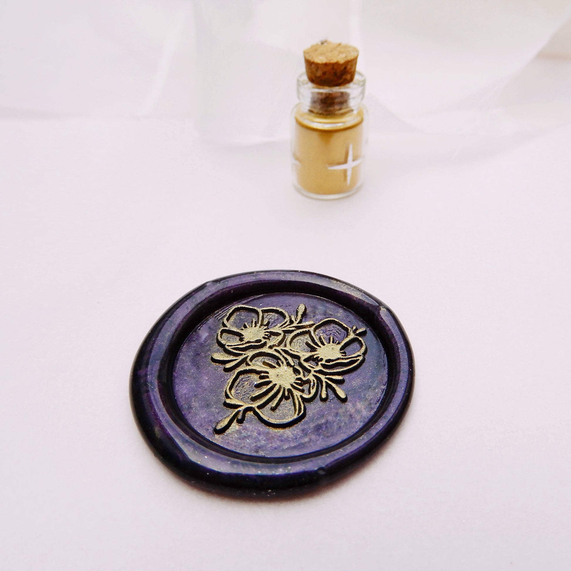 Ukázka zvýraznění motivu zlatým metalickým práškem na hotové pečeti obtiskuté vlastním pečetidlem