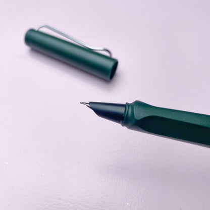 Tmavě zelené plnící pero detail špičky na růžovém podkladu z profilu