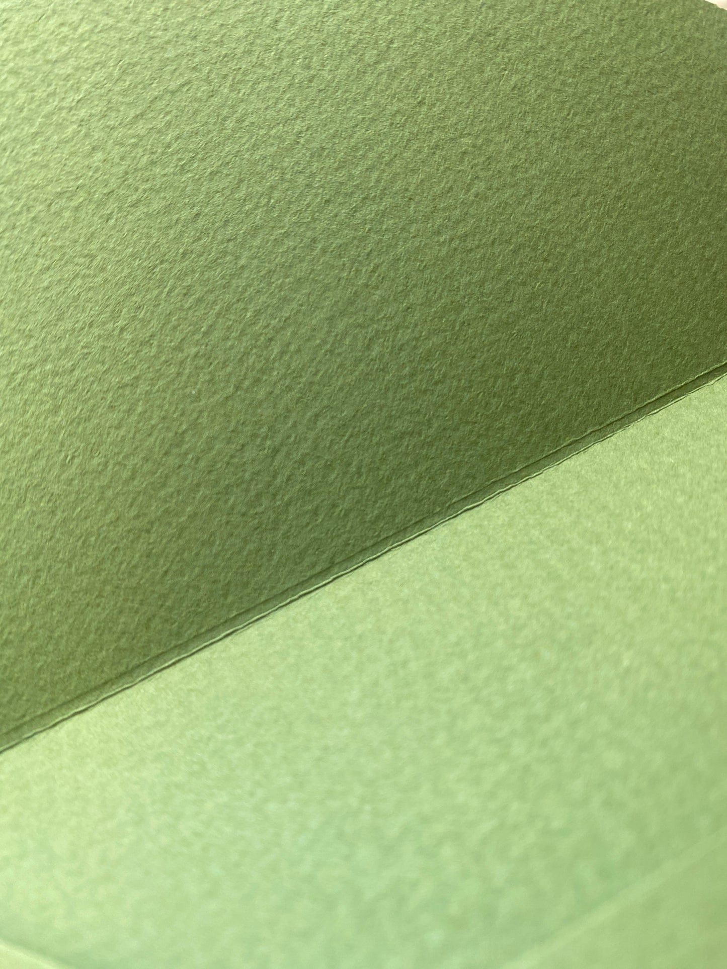 Obálka ze zeleného, vysokogramážního papíru s ražbou, detail z profilu vnitřní strana